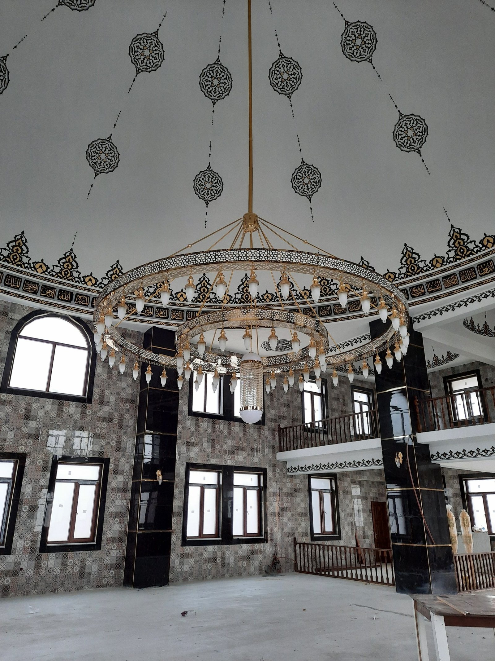 Cami kubbesi altında Medine Avize çember avize uygulaması